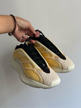 NEW YEEZY Women's size 6 Yellow, Cream and Black Sculpted Runner